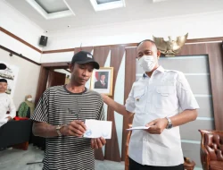 Dukung Pertumbuhan Ekonomi, Wali Kota Sukabumi Serahkan Kadeudeuh kepada Penarik Becak dan Kusir Delman.