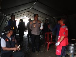 Bantu Pengungsi, “Kapolres Sukabumi Tinjau Pergeseran Tanah Bantargadung