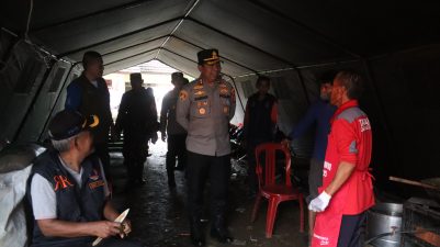 Bantu Pengungsi, “Kapolres Sukabumi Tinjau Pergeseran Tanah Bantargadung