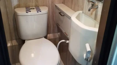 Jangan Gagal Paham, Kenapa Toilet Bus Ini Hanya Bisa di Gunakan Saat Berjalan? Simak Rinciannya.