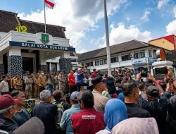 Ratusan Massa Padati Balai Kota Sukabumi, Desak Ayep Zaki Turun dari Kursi Wali Kota Sukabumi.