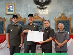 Wali Kota Menyampaikan Penjelasan tentang Dua Raperda, Mendorong Penataan Ruang Hijau dan Penguatan Lembaga-Lembaga Distrik.