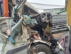 Diduga Sopir Ngantuk, Truk Oleng Hantam Kendaraan Lain 